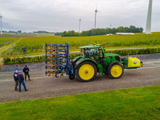 Bineuse METIS en action dans un champ agricole